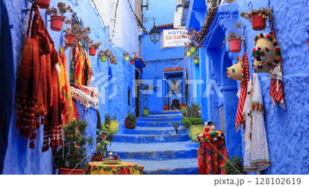 モロッコ リフ山脈の北麓にあるシャウエン 青の街の風景 モロッコ リフ山脈の北麓にあるシャウエン 青の街の風景 128102619