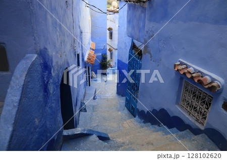 モロッコ リフ山脈の北麓にあるシャウエン 青の街の風景 モロッコ リフ山脈の北麓にあるシャウエン 青の街の風景 128102620