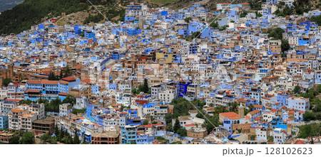 モロッコ リフ山脈の北麓にあるシャウエン スペインモスクからの青の街の絶景 モロッコ リフ山脈の北麓にあるシャウエン スペインモスクからの青の街の絶景 128102623