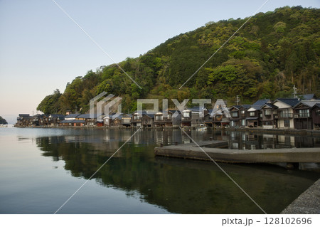海の京都　伊根浦公園から見る舟屋群3 128102696