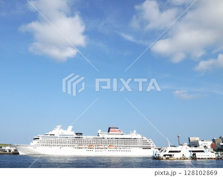 豪華客船が停泊する港 128102869