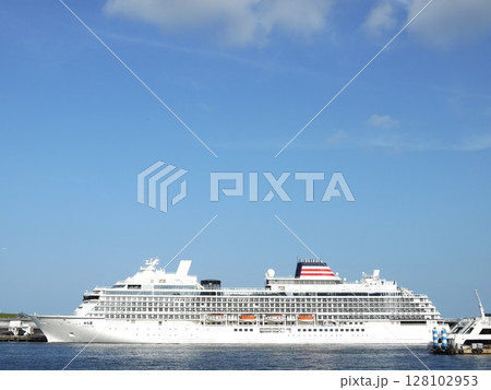 豪華客船が停泊する大さん橋 128102953