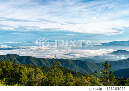 美ヶ原高原の雲海に浮かぶ山々 美ヶ原高原の雲海に浮かぶ山々 128103055