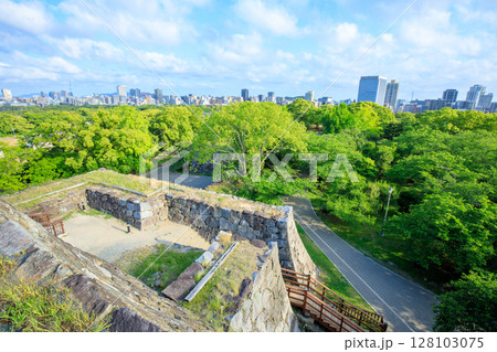 初夏の福岡城跡から見た景色 福岡県福岡市 初夏の福岡城跡から見た景色 福岡県福岡市 128103075