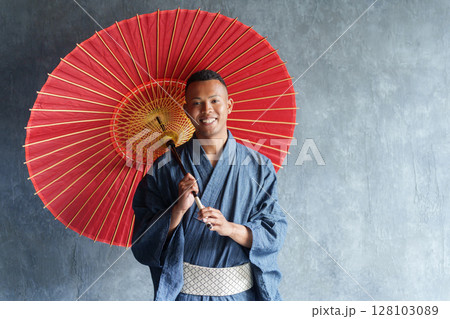 浴衣を着た外国人観光客 128103089