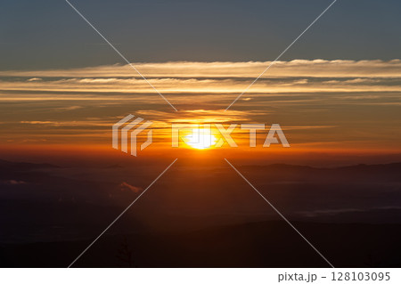 美ヶ原高原から望む日の出 128103095