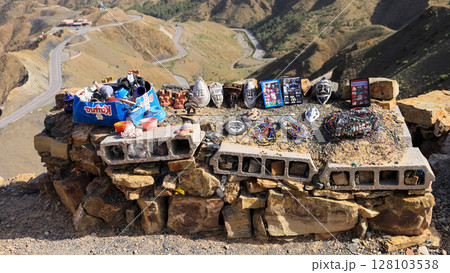 モロッコ　アトラス山脈ルート　マラケッシュからワルザザードへの道の風景 128103538