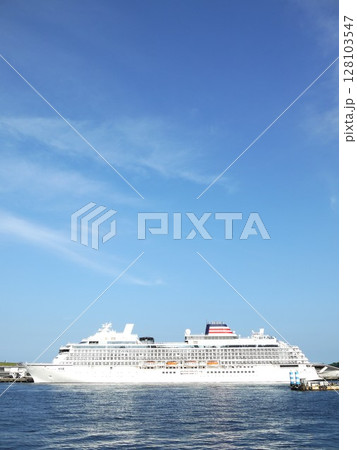 大さん橋に停泊する飛鳥Ⅲ 大さん橋に停泊する飛鳥Ⅲ 128103547