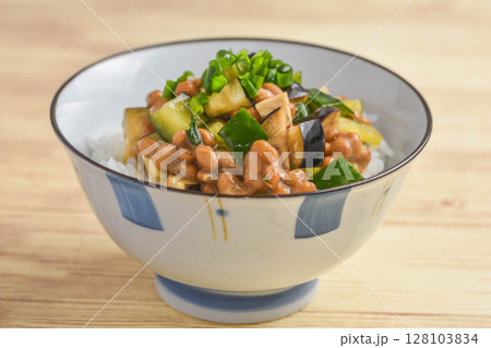 納豆と夏野菜のご飯 128103834