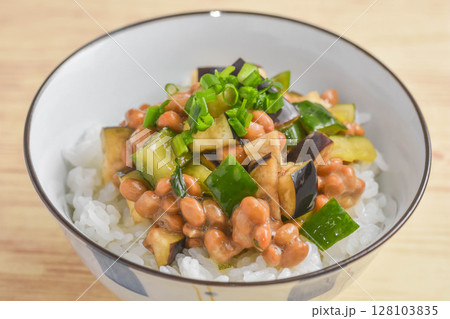 納豆と夏野菜のご飯 128103835