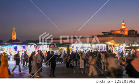 モロッコ　マラケッシュ　メディナ旧市街の風景　夜のフナ広場 128103962