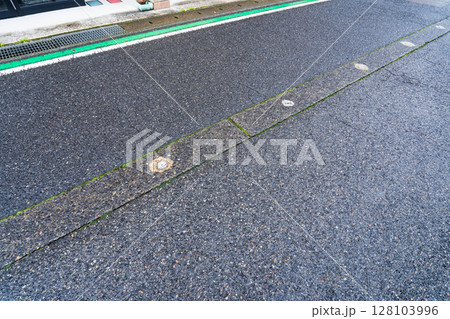 道路中央部に設置された融雪パイプのノズル部　 128103996