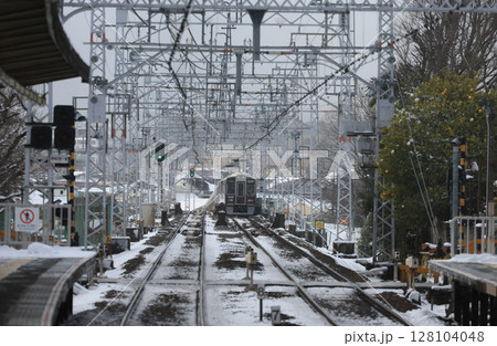 積雪の西向日駅付近を走る阪急電車 積雪の西向日駅付近を走る阪急電車 128104048