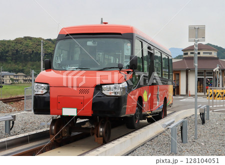阿佐海岸鉄道の阿波海南駅に停車するDMV 阿佐海岸鉄道の阿波海南駅に停車するDMV 128104051