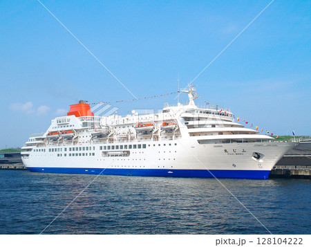 横浜大さん橋に寄港する、在りし日のふじ丸（2006年8月） 128104222