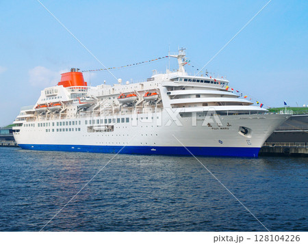 横浜大さん橋に寄港する、在りし日のふじ丸（2006年8月） 128104226