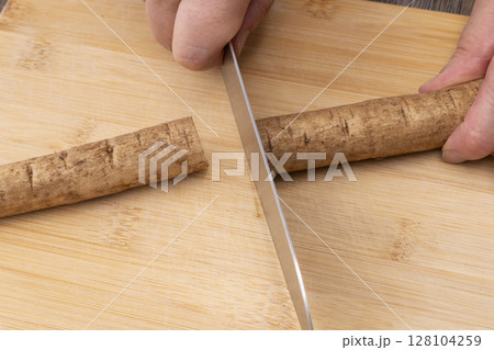 キッチンできんぴらごぼうを作る工程 128104259
