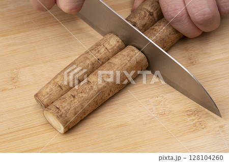 キッチンできんぴらごぼうを作る工程 128104260