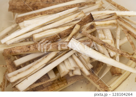 キッチンできんぴらごぼうを作る工程　切った牛蒡を水にさらしアクを抜く 128104264