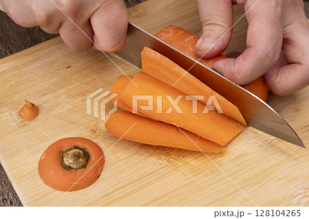 キッチンできんぴらごぼうを作る工程　人参を切る 128104265