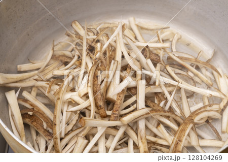 キッチンできんぴらごぼうを作る工程 キッチンできんぴらごぼうを作る工程 128104269