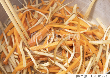 キッチンできんぴらごぼうを作る工程 128104273