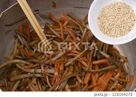キッチンできんぴらごぼうを作る工程 白ごまを入れる キッチンできんぴらごぼうを作る工程 白ごまを入れる 128104278