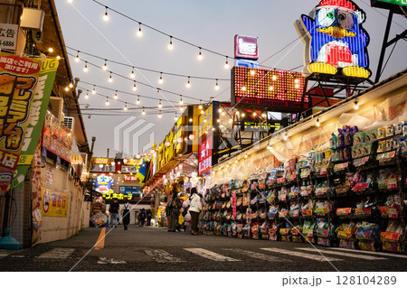 新大久保の安売りの殿堂、新宿にあるドンキホーテ、夜のドンキ 128104289