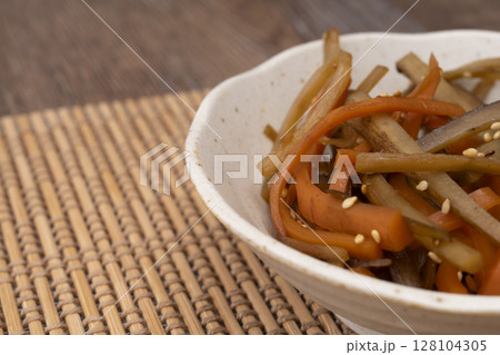 小鉢に盛り付けたきんぴらごぼう 128104305