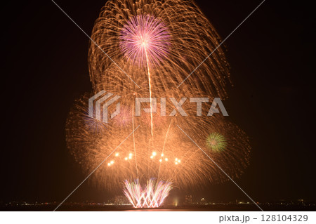 夜空彩る大輪の花　＜浜名湖弁天島＞ 128104329