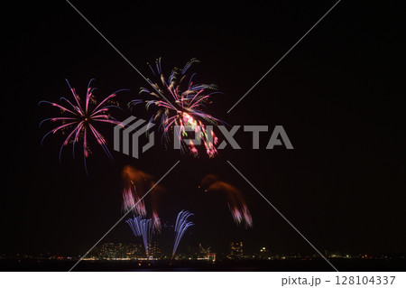 夜空彩る大輪の花　＜浜名湖弁天島＞ 128104337