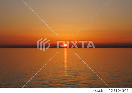 父母ヶ浜の夕焼け（香川県） 128104361