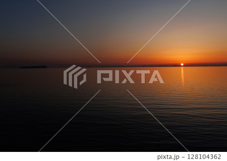 日没直前の父母ヶ浜の夕焼け（香川県） 128104362