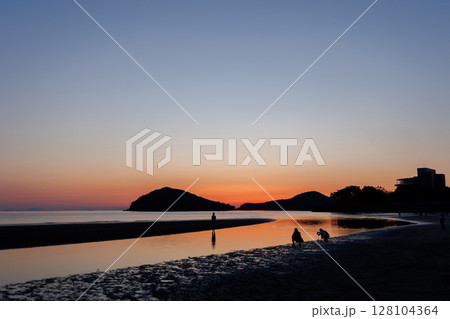 日没直後の父母ヶ浜(香川県) 日没直後の父母ヶ浜(香川県) 128104364