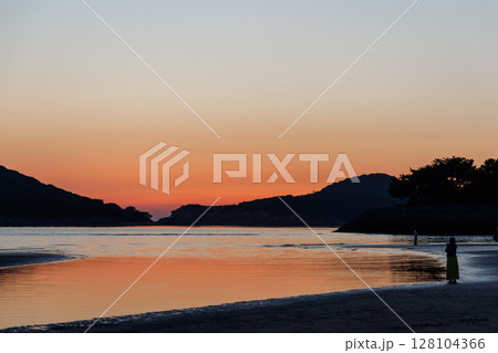 日没直後の父母ヶ浜（香川県） 128104366