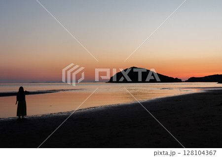 日没直後の父母ヶ浜（香川県） 128104367
