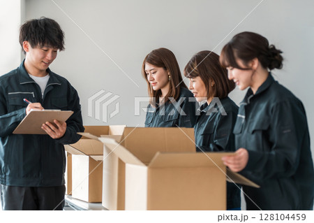 ダンボールに荷物を詰める運送・物流・宅急便・宅配便・流通・配達・宅配業者の作業員 ダンボールに荷物を詰める運送・物流・宅急便・宅配便・流通・配達・宅配業者の作業員 128104459