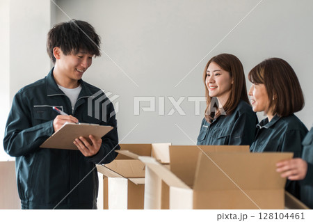 ダンボールに荷物を詰める運送・物流・宅急便・宅配便・流通・配達・宅配業者の作業員 ダンボールに荷物を詰める運送・物流・宅急便・宅配便・流通・配達・宅配業者の作業員 128104461