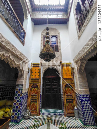 モロッコの宿　吹き抜けの中庭がある宿舎リヤド 128104485