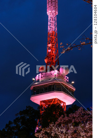 ライトアップされた宇都宮タワーと八幡山公園の夜桜(栃木県宇都宮市、4月撮影) ライトアップされた宇都宮タワーと八幡山公園の夜桜(栃木県宇都宮市、4月撮影) 128104684