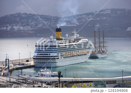 モロッコ　タンジェ　メディナからタンジェ港を望む 128104808