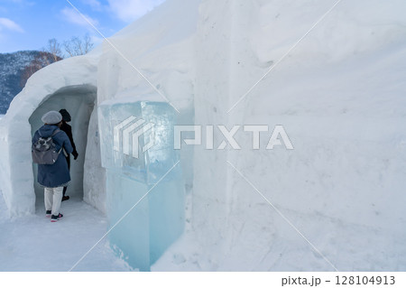北海道鹿追町　然別湖コタンのアイスバーに入る観光客 128104913