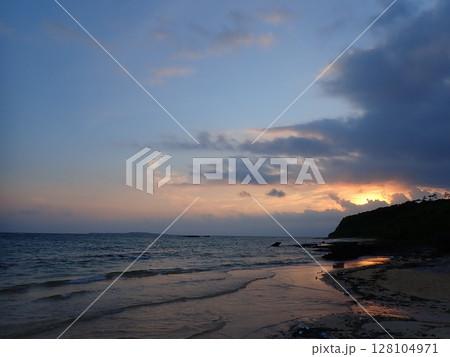 西表の朝焼け 西表の朝焼け 128104971