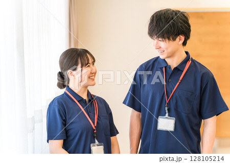 介護施設・デイサービスで働くケアマネージャー・作業療法士の介護職員 128105214