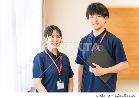 介護施設・デイサービスで働くケアマネージャー・作業療法士の介護職員 128105216