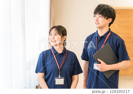 介護施設・デイサービスで働くケアマネージャー・作業療法士の介護職員 128105217