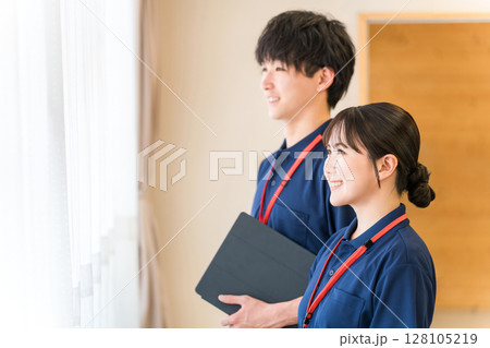 介護施設・デイサービスで働くケアマネージャー・作業療法士の介護職員 介護施設・デイサービスで働くケアマネージャー・作業療法士の介護職員 128105219