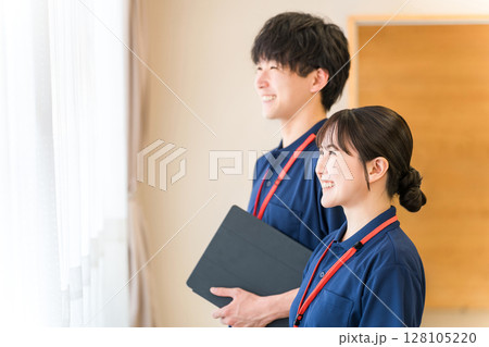 介護施設・デイサービスで働くケアマネージャー・作業療法士の介護職員 128105220