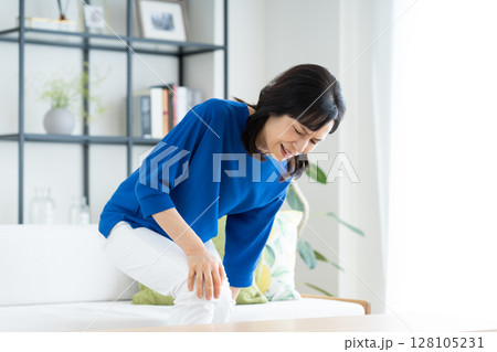 膝が痛いミドルの女性 膝が痛いミドルの女性 128105231