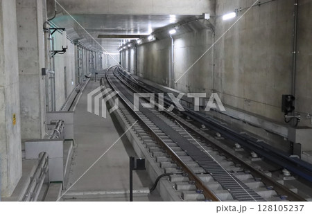 北大阪急行箕面船場阪大前駅の地下線路 128105237